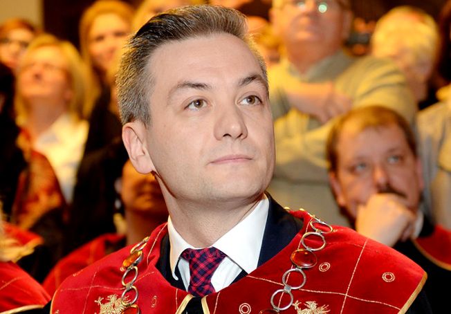 - Zarabiam na rękę ok. 7 tys. zł, a zarządzam półmiliardowym budżetem. Ale nie narzekam, starcza mi - zapewnia Robert Biedroń.