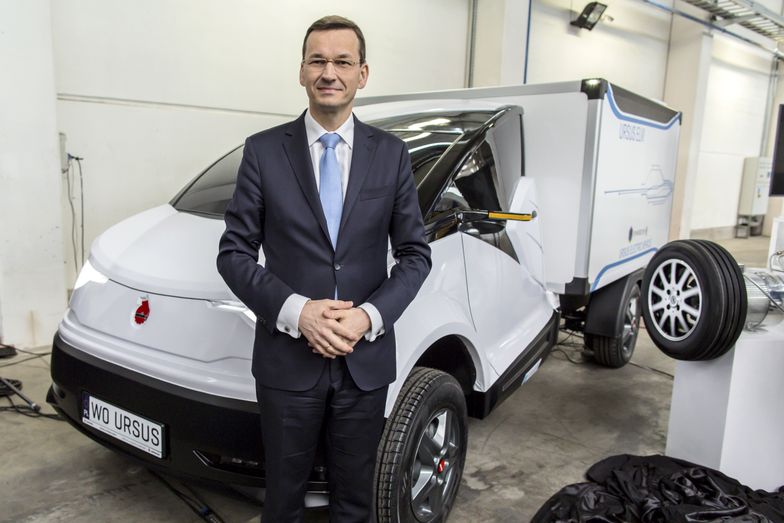 Mateusz Morawiecki na tle pojazdu elektrycznego Ursusa, prezentowanego w zakładach H.Cegielski