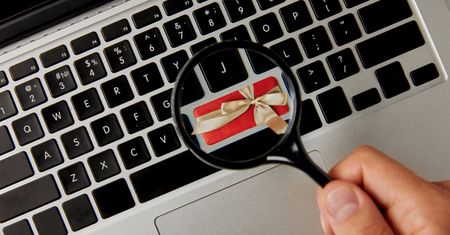 Świąteczne zakupy online okazją dla oszustów. By się chronić, wystarczy przestrzegać 7 zasad