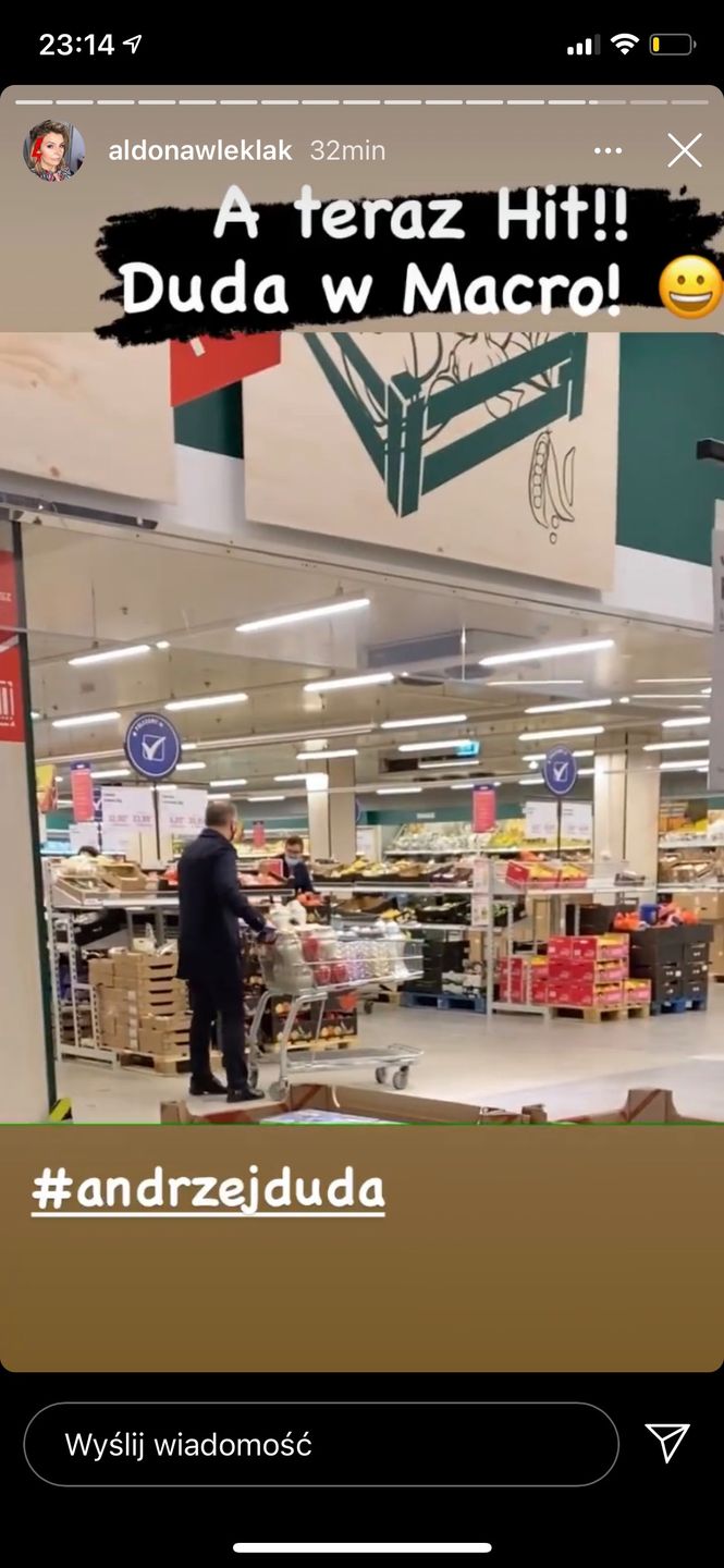 Andrzej Duda kupuje znicze w Makro