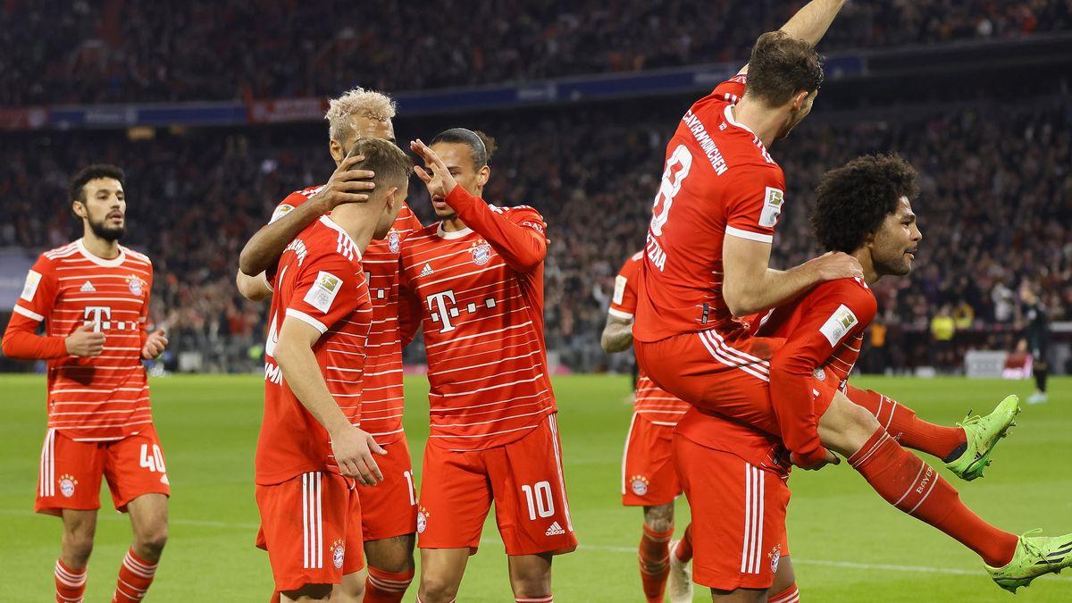 Zdjęcie okładkowe artykułu: PAP/EPA / RONALD WITTEK / Na zdjęciu: radość piłkarzy Bayernu Monachium