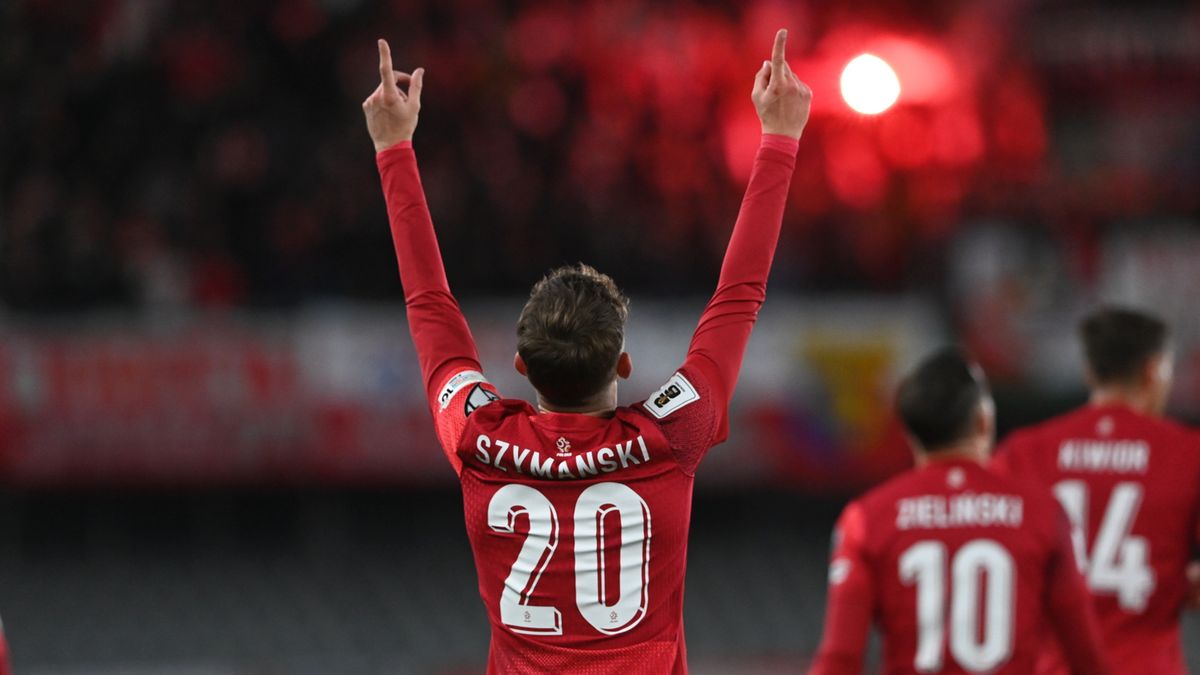 PAP / Piotr Nowak / Na pierwszym planie: Sebastian Szymański