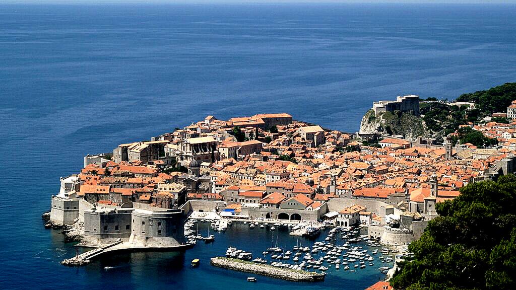 Dojeżdżając w takie miejsce polscy turyści zwykle mają portfele wypchane za drogo kupionymi walutami