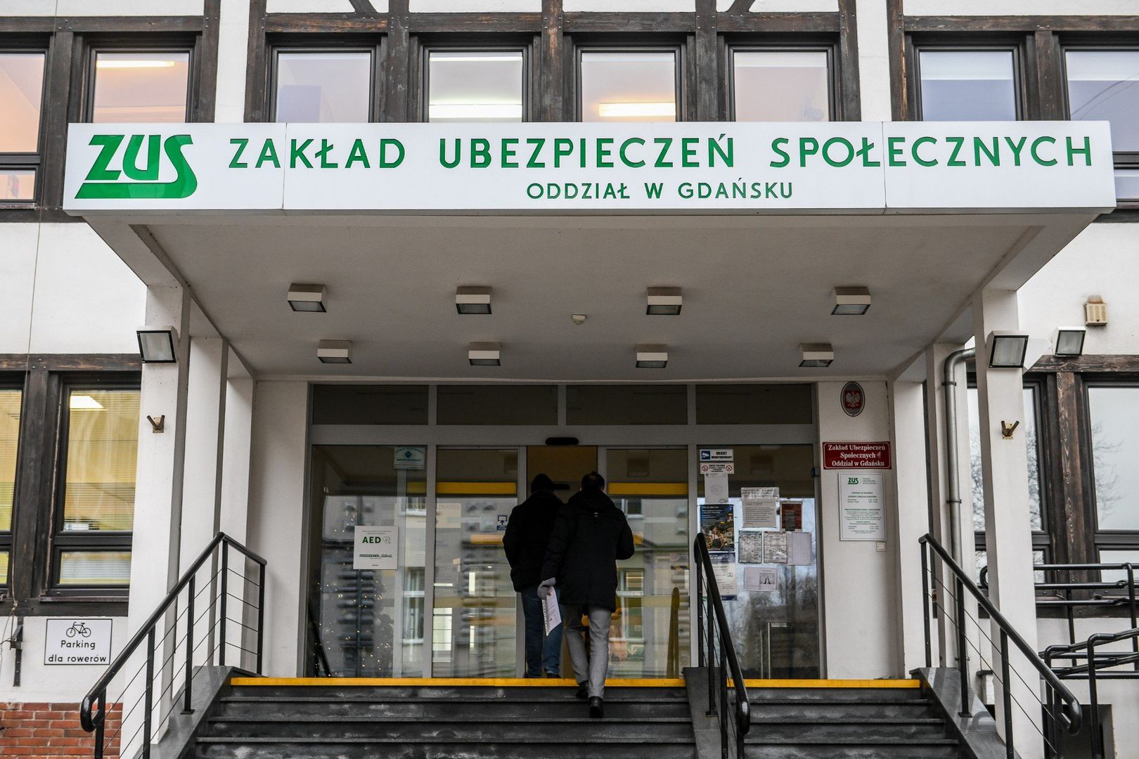 Dodatek pielęgnacyjny wypłacany jest miesięcznie, razem z emeryturą lub rentą. ZUS wypłaca tę kwotę w tej samej wysokości co miesiąc, przez cały okres obowiązywania programu. Świadczenie jest gwarantowane do końca lutego 2026 roku.