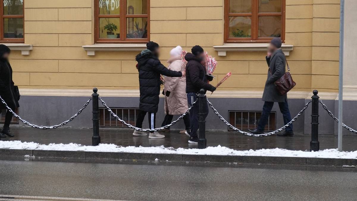 Oszuści wręczali przechodniom róże, za które następnie kazali płacić