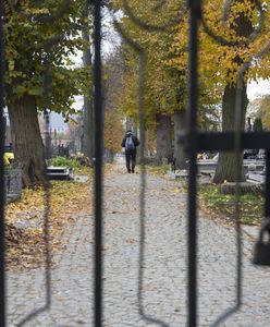 Wszystkich Świętych 2020. Przecinali łańcuchy i kłódki, żeby otworzyć cmentarze