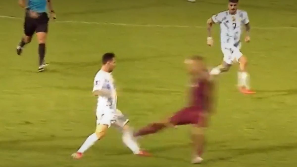 Twitter / TyC Sport / Na zdjęciu: Lionel Messi brutalnie faulowany w meczu z Wenezuelą