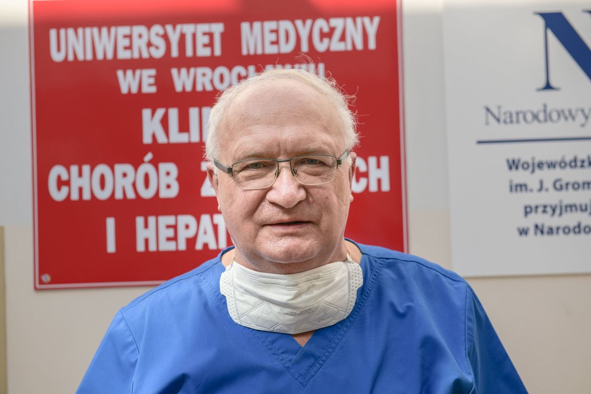 Szczepionka na COVID-19 w Polsce. Prof. Krzysztof Simon przyjął dawkę