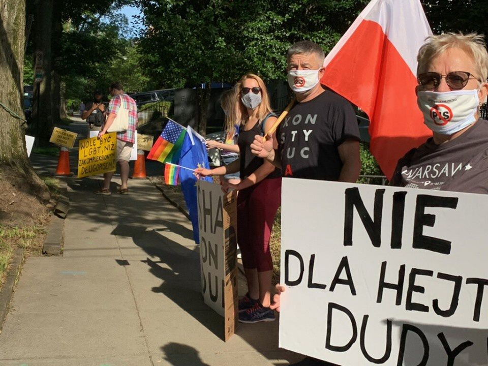 Andrzej Duda w Waszyngtonie. Protest Polaków. Rozdają tęczowe ulotki przed rezydencją ambasadora