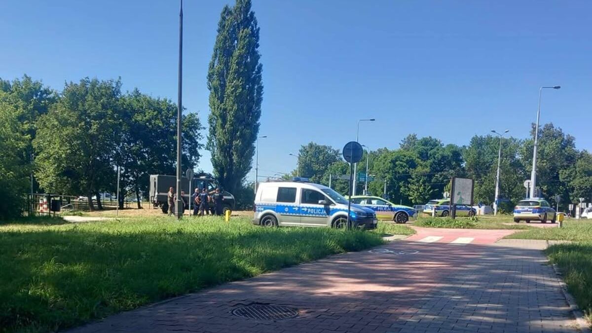Policja i saperzy przy starym moście na al. Andersa