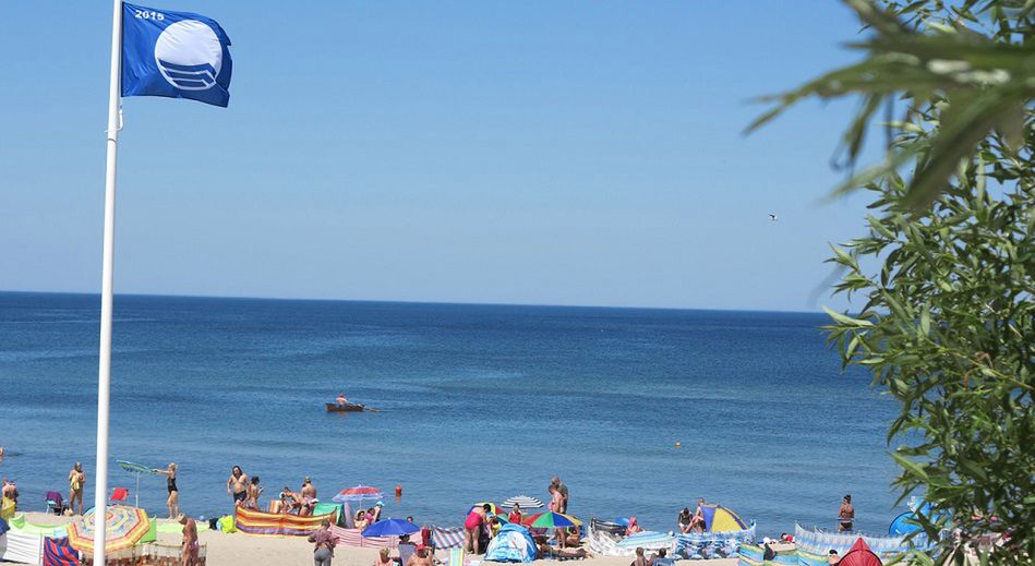 Błękitne Flagi powiewają nad kolejnymi polskimi plażami