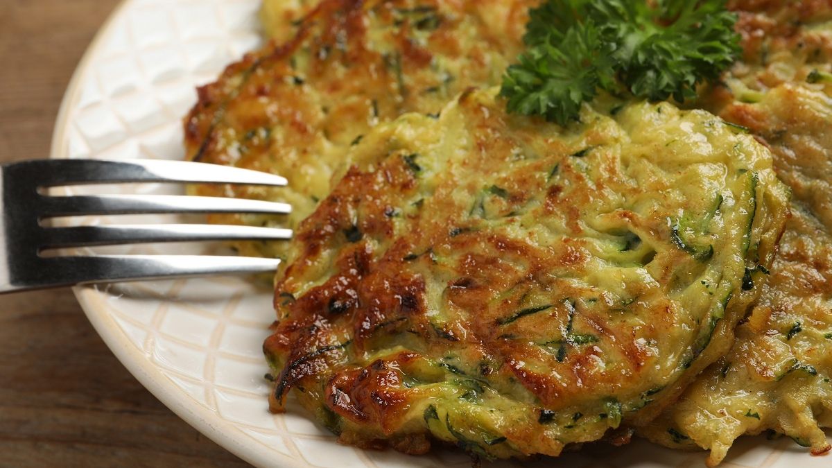 Ścieram ogórki na tarce i robię z nich lekkie placuszki
