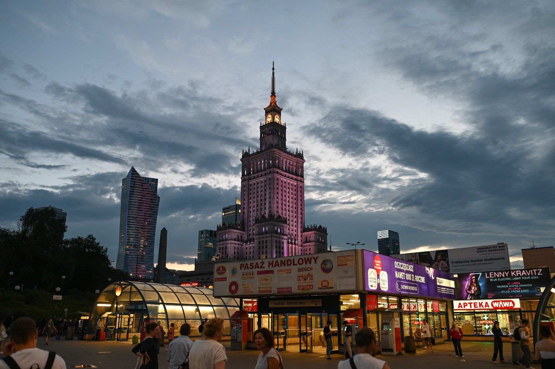 Pałac Kultury i Nauki w nocy (2024)
