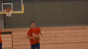 Robert Lewandowski jak LeBron James! Zobacz niesamowity rzut piłkarza Bayernu (wideo)