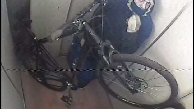 Wizerunek złodzieja, który ukradł rower z klatki schodowej bloku przy ul. Zachodniej