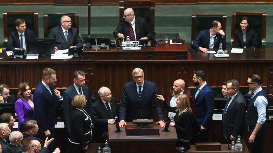 Jaros�aw Kaczy�ski, Roman Giertych
Warszawa, 02.04.2025. Prezes PiS Jaros�aw Kaczy�ski (C-L) i pose� KO Roman Giertych (C) na sali obrad Sejmu w Warszawie, 2 bm. Trzydniowe posiedzenie ni�szej izby parlamentu, rozpocznie si� od przedstawienia przez ministra rolnictwa informacji ws. dzia�a� prewencyjnych zwi�zanych z przeciwdzia�aniem wyst�pieniu w Polsce wirusa pryszczycy. (aldg) PAP/Piotr Nowak
Piotr Nowak
napis, obrady, plenarna, polityk polityka, posiedzenie, pos�owie, sala, Sejm