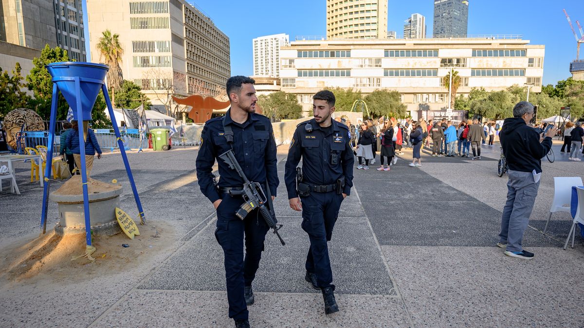 Izraelscy policjanci na ulicach Tel Awiwu - zdjęcie ilustracyjne