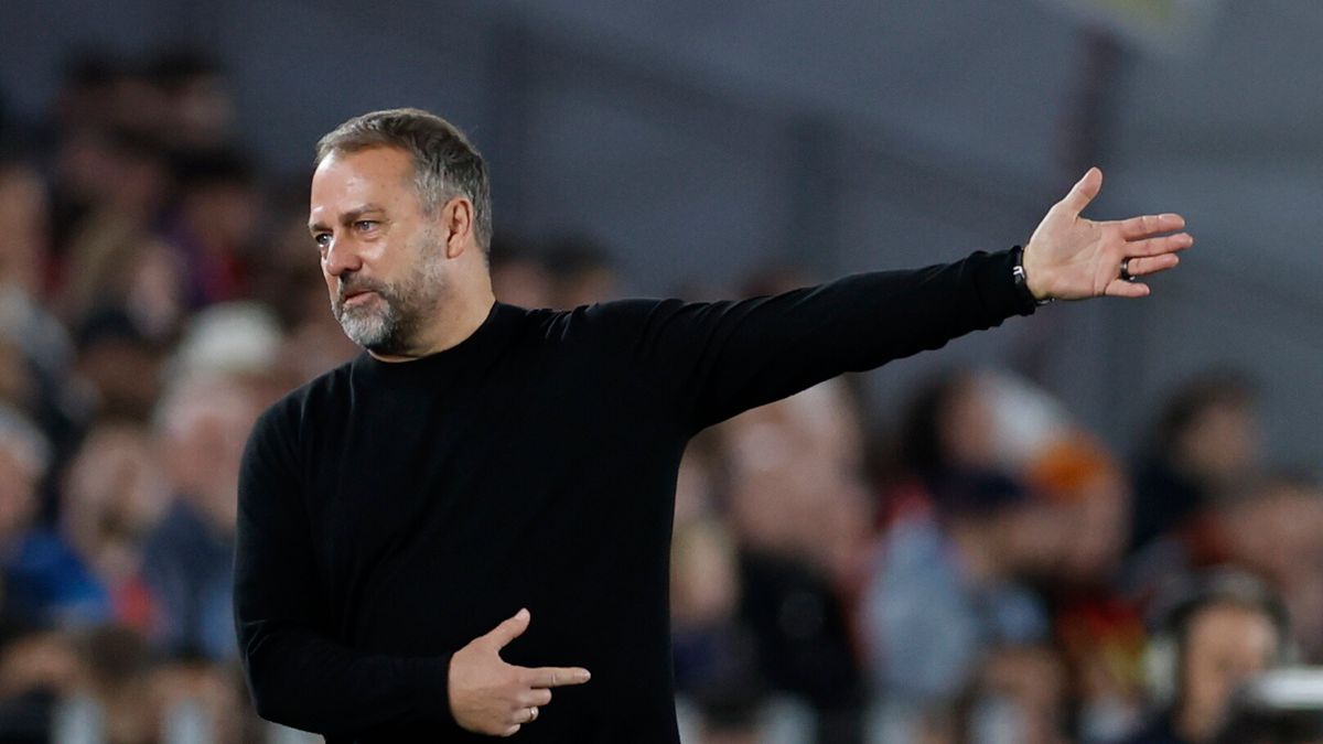 PAP/EPA / Alberto Estevez / Hansi Flick w meczu FC Barcelona - Deportivo Alaves w La Liga