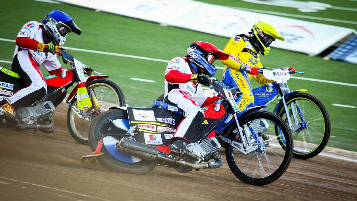 WP SportoweFakty / Katarzyna Łapczyńska / Sparta - Stal. Maksym Drabik (kask czerwony) atakuje