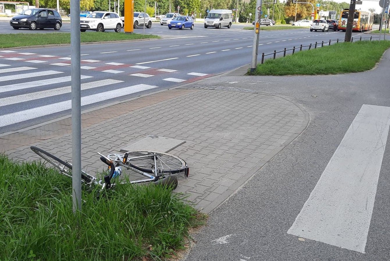 Zaatakował przejeżdżającego rowerzystę. 28-latek żądał by oddano mu honory