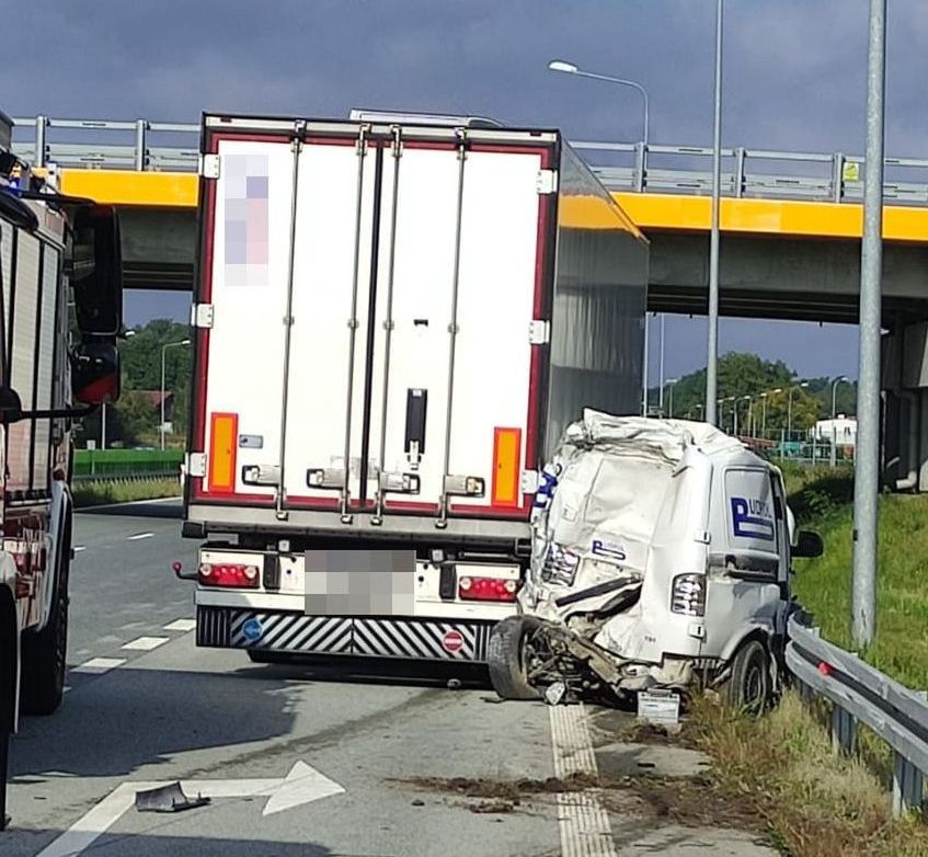 Tragiczny wypadek na S17. TIR zmiażdżył pojazd służby drogowej (KPP Puławy)