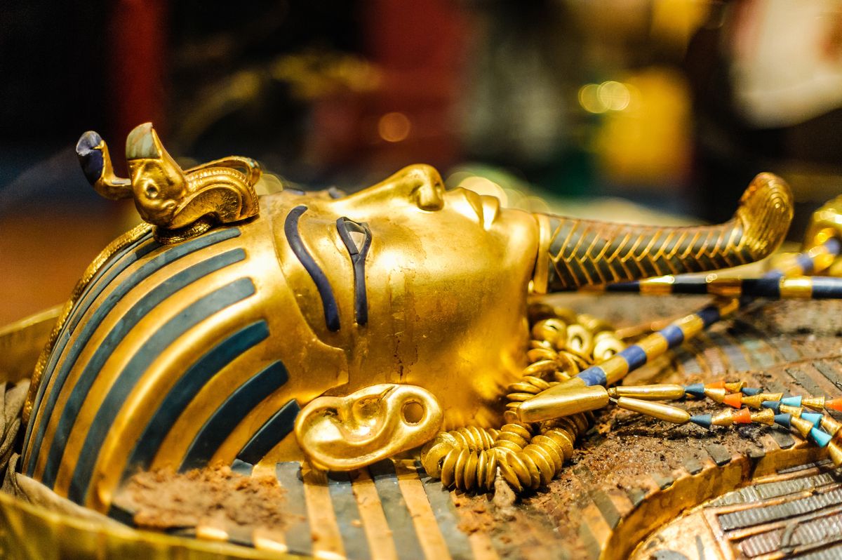 Aktywiści oblali farbą gablotę z repliką mumii faraona / zdjęcie poglądowe 