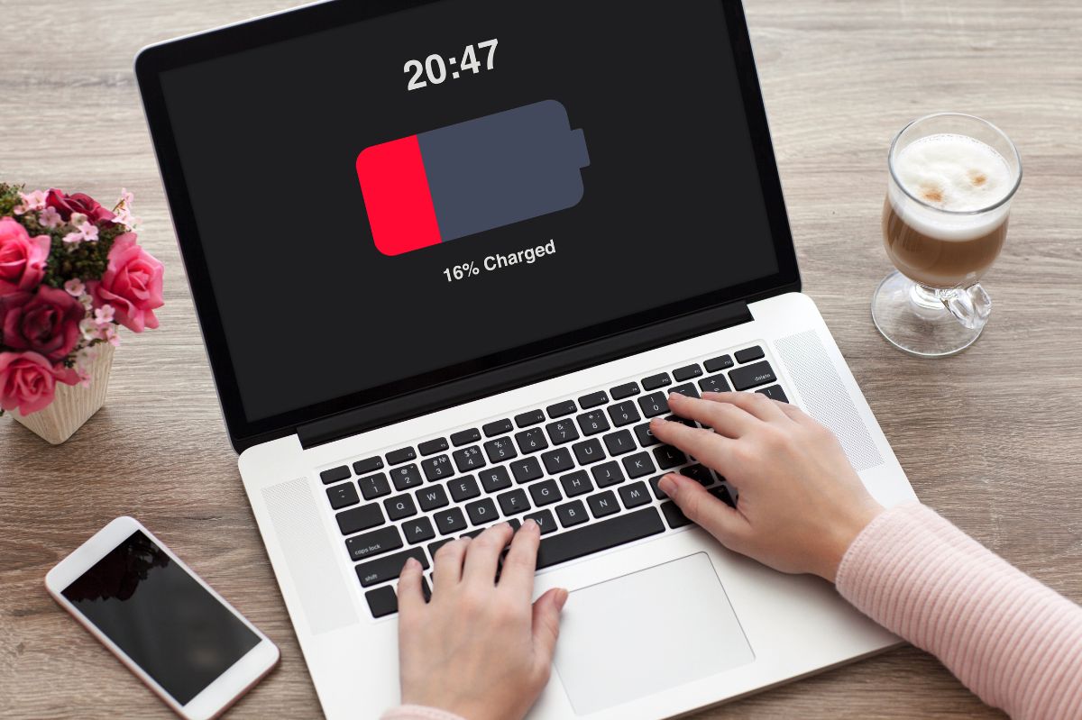 How to optimize battery usage on a laptop?