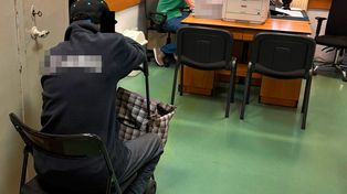 Podpalił stragan ze zniczami przy Powązkach. 53-latek usłyszał zarzuty i trafił pod policyjny dozór