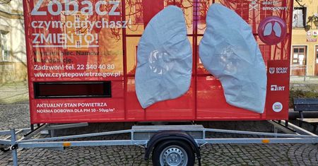 Jelenia Góra. Gigantyczne smogowe płuca po raz pierwszy na Dolnym Śląsku