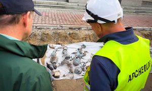 Remontowali ulice w centrum Warszawy. Odkryli cenne przedmioty