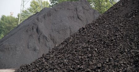 Zagadkowy statek w polskim porcie. Przywiózł węgiel. Zajrzeli w rejestr