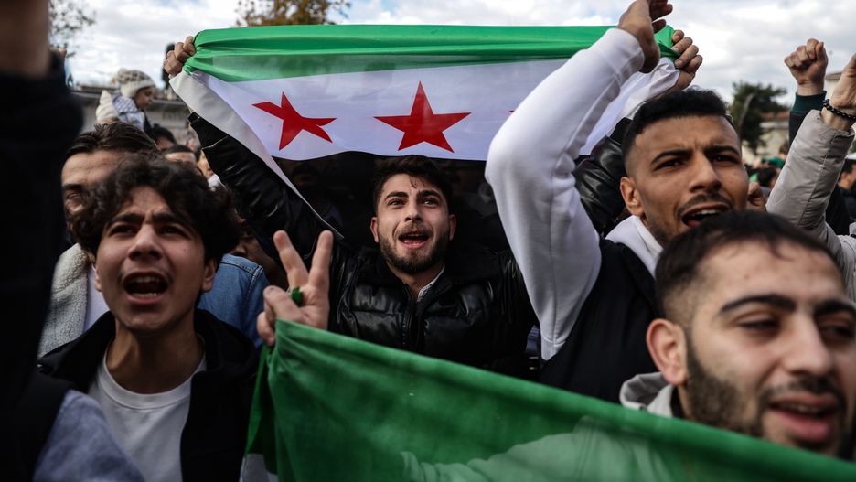 Supporters of the Syrian opposition residing in Turkey wave the Syrian flag of the opposition and celebrate the rebel take over of Damascus at Fatih Mosque in Istanbul, Turkey, 08 December 2024. Syrian rebels entered Damascus on 08 December 2024 and announced in a televised statement the 'Liberation of the city of Damascus and the overthrow of Bashar al-Assad,' as well as the release of all the prisoners. The rebels also urged the Syrian armed forces to leave Syrian public institutions, which will stay under the control of the outgoing Syrian prime minister until the official handover ceremony. EPA/ERDEM SAHIN Dostawca: PAP/EPA.