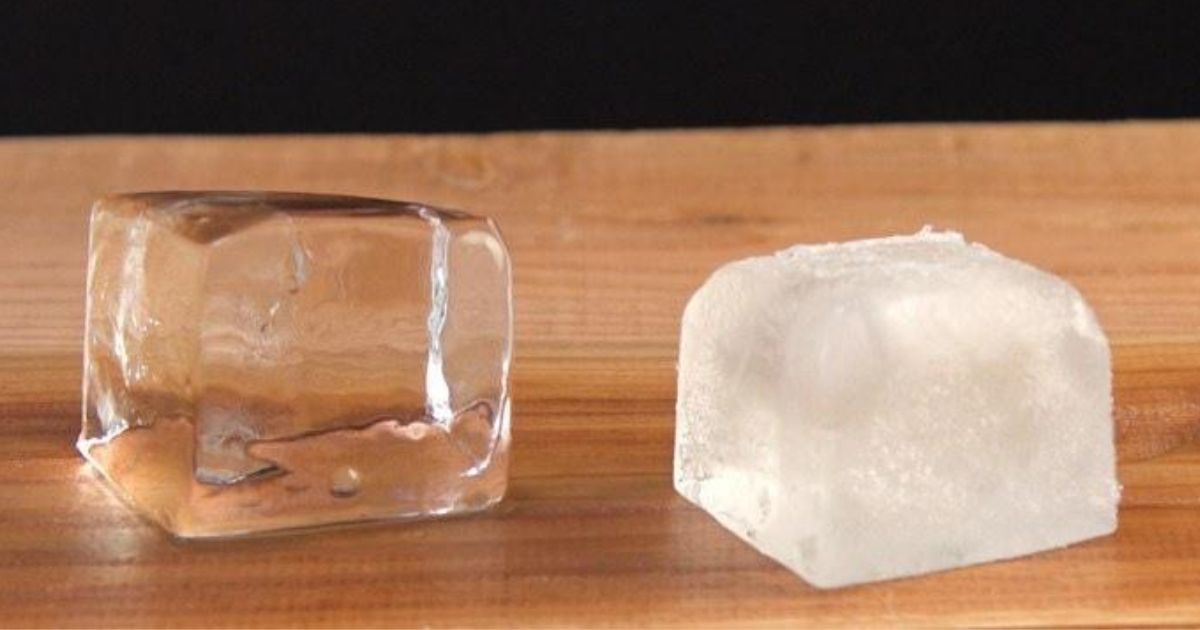 Sekretny sposób barmanów na idealnie przezroczyste kostki lodu