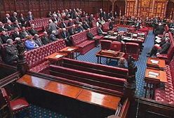 Politycy lepsi tylko od prasy brukowej