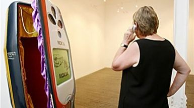 Trumna w kształcie telefonu komórkowego.