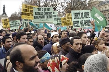 Demonstracje muzułmanów w Paryżyu i Londynie