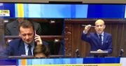 Symboliczne zdjęcie. Z mównicy lecą zarzuty, a w tym czasie Błaszczak cieszy się do telefonu