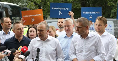 Marszałek Kuchciński lata do Rzeszowa, politycy PO - na wakacje. "Na posiedzenie Sejmu muszą przerwać urlopy"