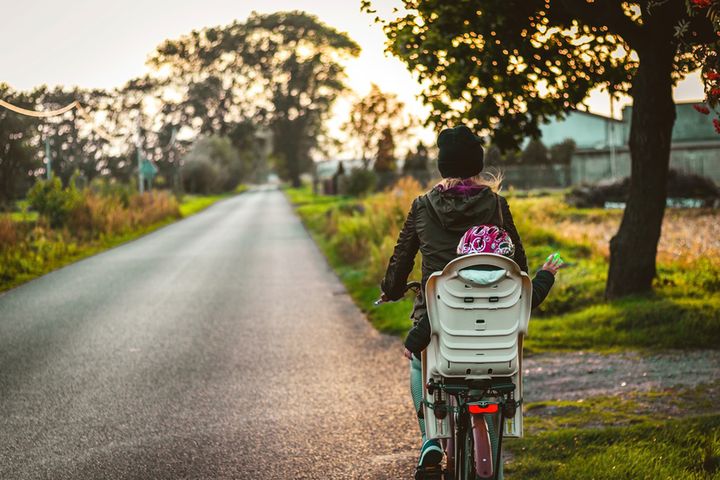 Fotelik rowerowy zamontowany do roweru rodzica umożliwia aktywne spędzenie czasu z dzieckiem