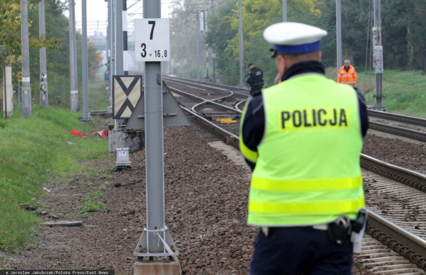 ?miertelny wypadek na torach we Wroc?awiu
26.10.2016 WROCLAW  GAZETA WROCLAWSKA  WROCLAW, ZERNICKA, KOLOBRZESKA, SMIERTELNE POTRACENIE PRZEZ POCIAG MEZCZYZNY PRZECHODZACEGO W NIEDOZWOLONYM MIEJSCU W OKOLICACH PRZEJAZDU KOLEJOWEGO  JAROSLAW JAKUBCZAK / POLSKA PRESS  PKP WYPADEK PRZEJAZD POTRACENIE SMIERC KOLEJ ZERNICKA NOWY DWOR POCIAG TORY
JAROSLAW JAKUBCZAK / POLSKA PRESS