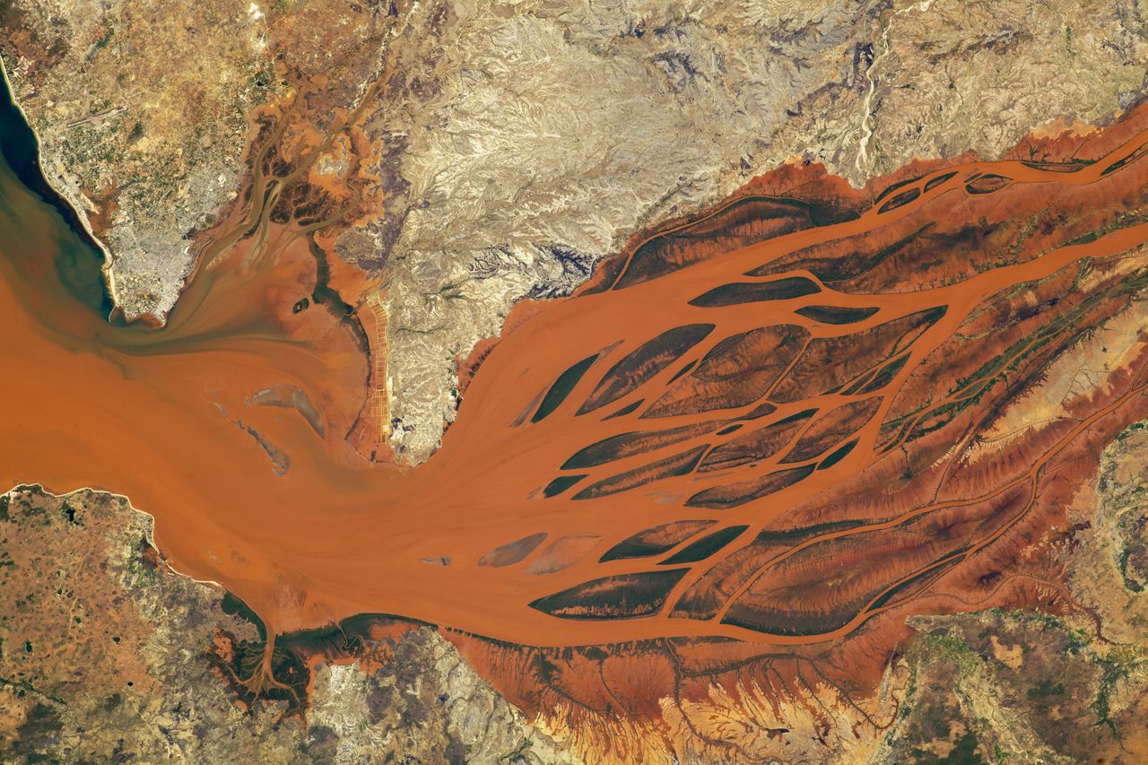 Madagascar.  El delta del río Betsbuka desde la perspectiva de la Estación Espacial Internacional