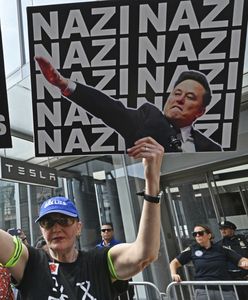 Protesty przed salonami Tesli. Liczą na spadek sprzedaży aut Muska