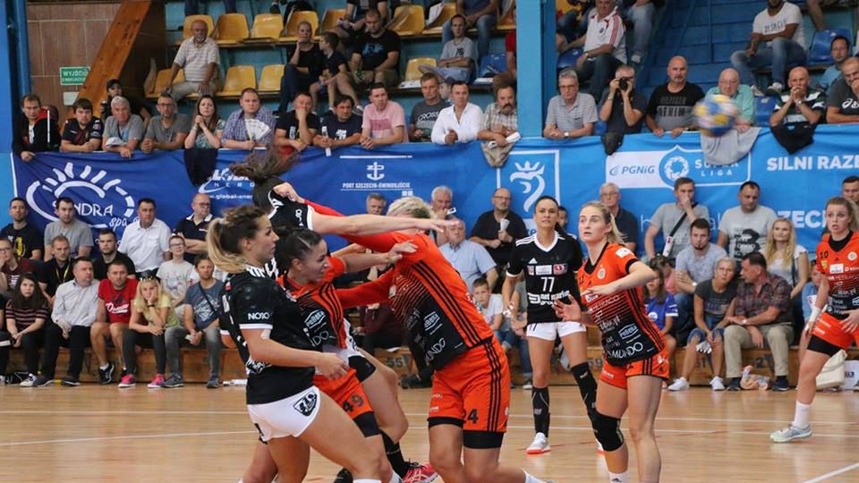 WP SportoweFakty / Wojciech Kozłowski / Na zdjęciu: szczypiornistki SPR-u Pogoni Szczecin i Metraco Zagłębia Lubin