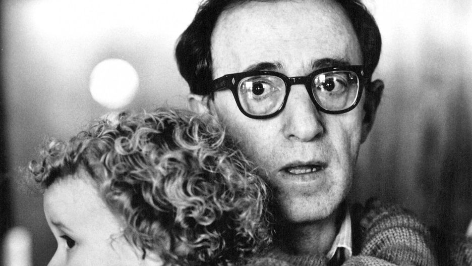 Woody Allen i adoptowana córka Mii Farrow, Dylan, 1987 r.