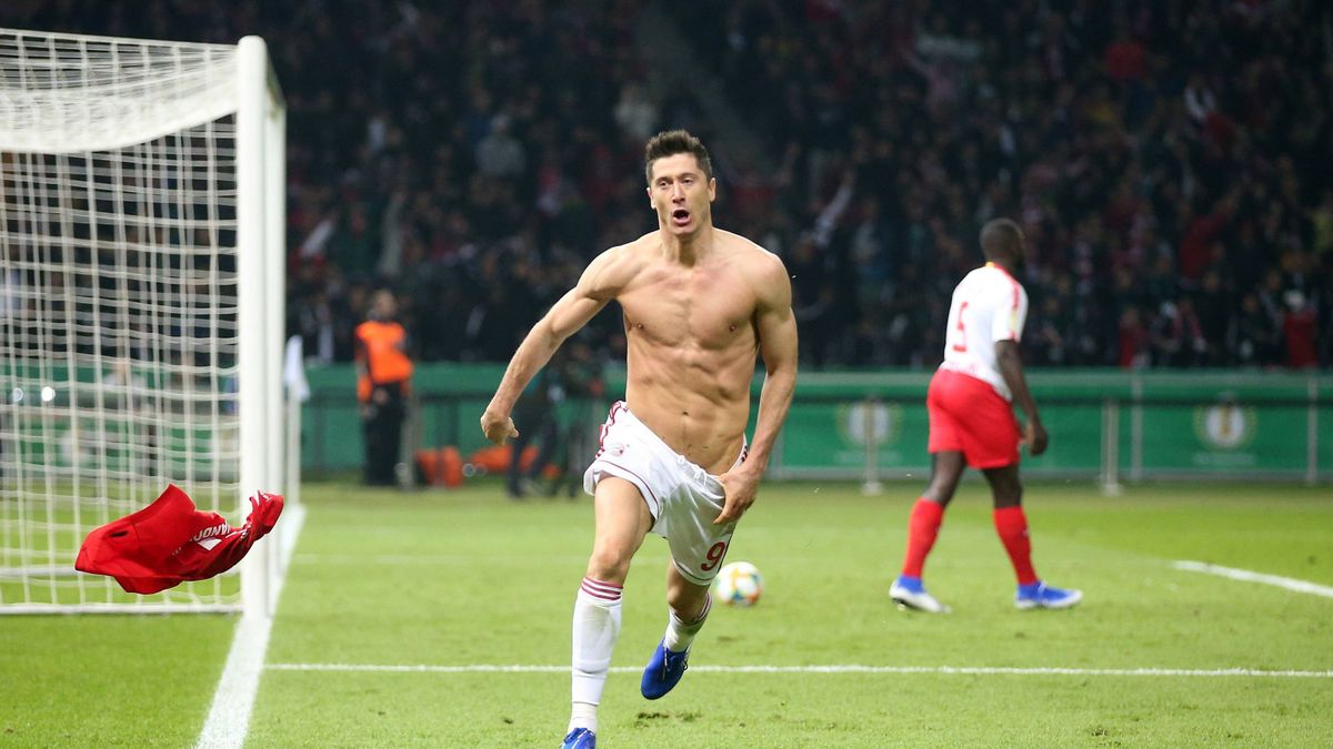 Robert Lewandowski po drugim golu w finale Pucharu Niemiec pomiędzy Bayernem Monachium i RB Lipsk