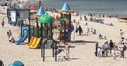 Wideo z polskiego kurortu. Tłumy na plaży i deptaku
