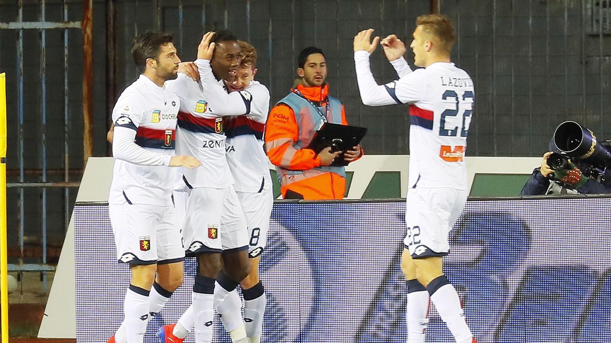 PAP/EPA / FABIO MUZZI / Na zdjęciu: piłkarze Genoa CFC