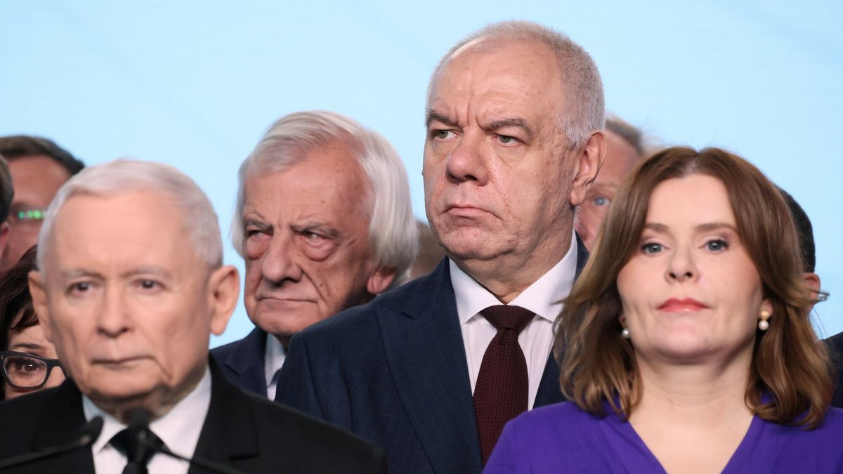 Poseł Jacek Sasin (PiS), drugi z prawej