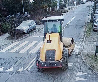 Jechał walcem po osiedlowej uliczce. Zniszczył ponad kilometr jezdni