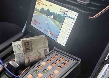 Zamiast wysokiego mandatu położył na podłokietniku w radiowozie 950 zł